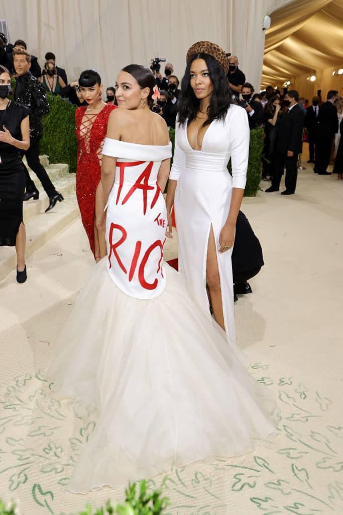 Alexandra Ocasio-Cortez portó un vestido que decía “Tax the Rich“.