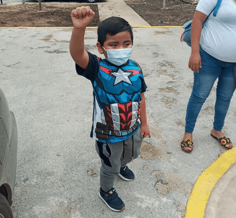 Niño de Yucatán celebra su última Quimioterapia