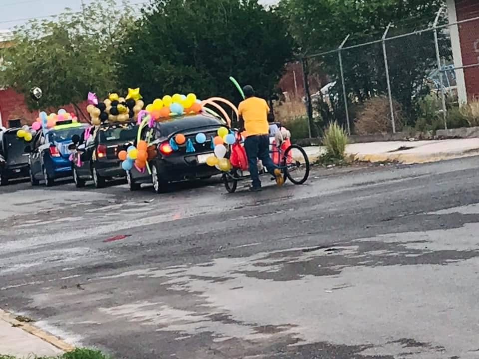 Papá adorna triciclo para ir a la caravana de graduación de sus hijos.
