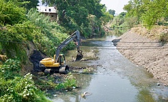 Para disminuir riesgo de inundaciones, la comuna comenzó labores de desazolve en márgenes de ríos y drenajes.