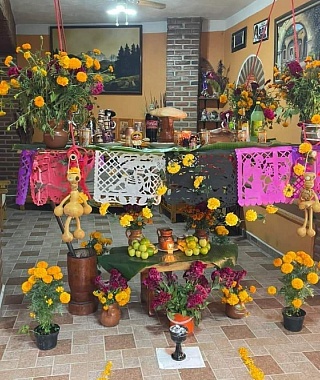 La de las ofrendas colgantes es una de las tradiciones de Día de Muertos más representativas de Morelos a nivel nacional.