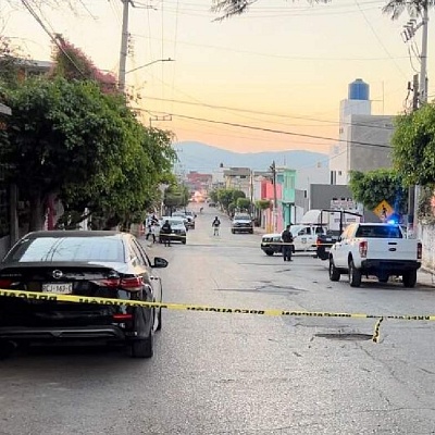  Los cuerpos de las víctimas quedaron junto a una moto, afuera de un minisúper.