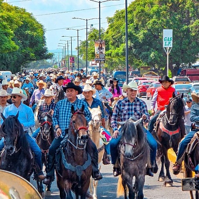 Con éxito, realizan cabalgata en la Feria de la Cecina de Yecapixtla La cabalgata representa un símbolo de unidad para la región.
