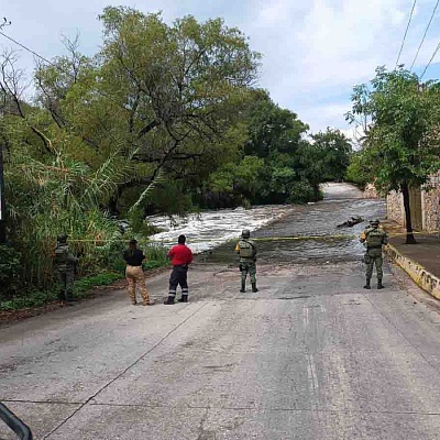 Debido a las lluvias, el vado de Oacalco fue cerrado a la circulación.