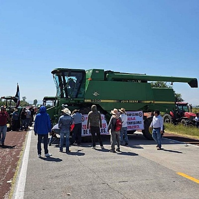 Campesinos bloquean autopista Siglo XXI en Morelos Campesinos bloquean autopista Siglo XXI en Morelos