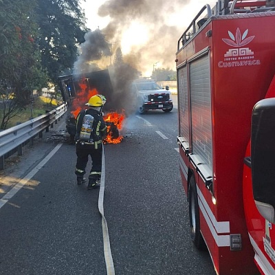 El reporte sobre el vehículo siniestrado ocurrió sobre la autopista Cuernavaca-México, a la altura del poblado de Chamilpa. 