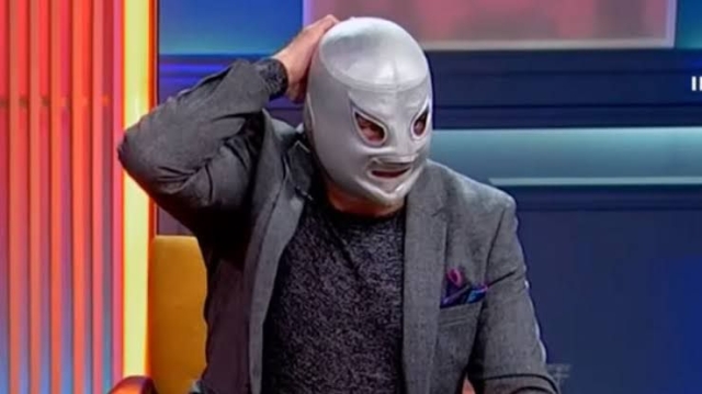 ¡Impactante! El Hijo del Santo se quita la máscara en plena transmisión