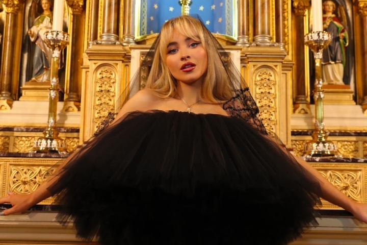 Iglesia católica despide a sacerdote por videoclip de Sabrina Carpenter