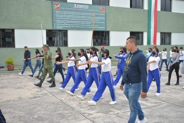 Estudiantes realizaron práctica general del próximo desfile cívico, en la 24 Zona Militar
