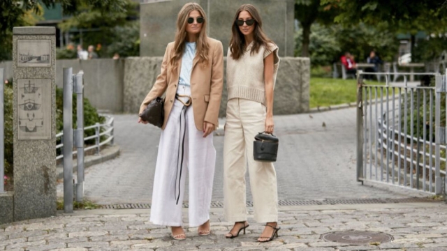 Tendencias de moda para la oficina: pantalones elegantes con sandalias para primavera 2025