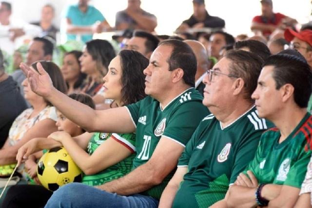 El gobernador Cuauhtémoc Blanco; su esposa Natália Rezende; y el titular de la SMyT, Víctor Mercado, presenciaron la actuación de la selección mexicana de futbol en la cita mundialista de Qatar.   