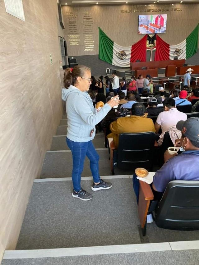 Solo se permitió el acceso a un grupo de personas transportadas desde el municipio de Yautepec y que incluso recibieron alimentos proporcionados por personal del Congreso. Los visitantes aplaudieron con entusiasmo a los oradores.  