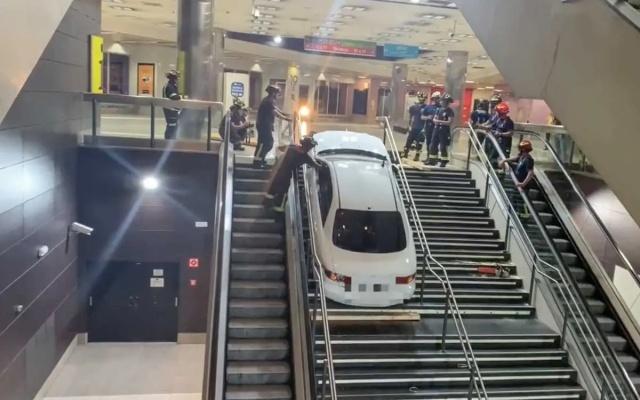 España: Roba automóvil e intenta escapar en metro... ¡con todo y coche!