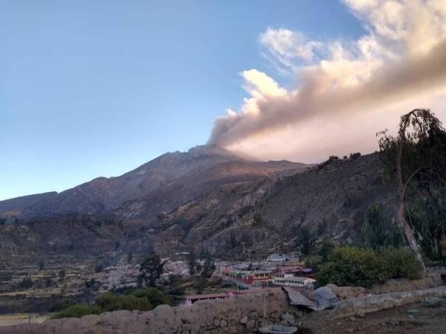 El volcán peruano Ubinas inicia etapa explosiva