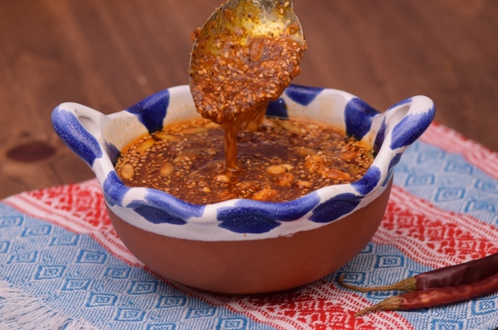 Salsa macha picante con cacahuates y almendras: deliciosa y crujiente