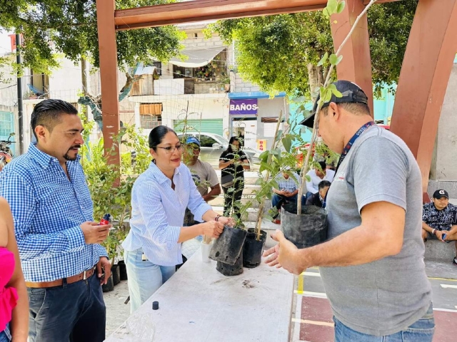 Los ciudadanos recibieron diversas especies de árboles.