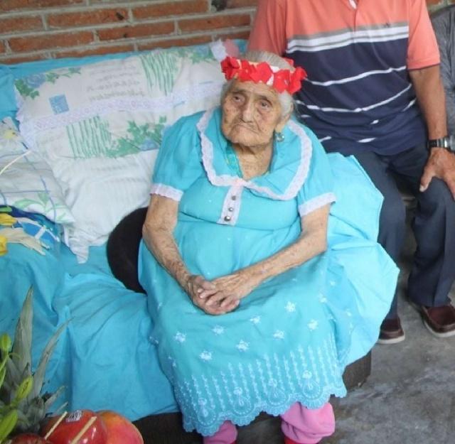 Doña Juanita Cruz Martínez vivió la etapa de la Revolución, sismos, pandemias y todavía se mantiene de pie.