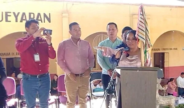 Rindieron protesta los integrantes del Concejo Municipal Indígena de Hueyapan para el periodo 2025-2027. 