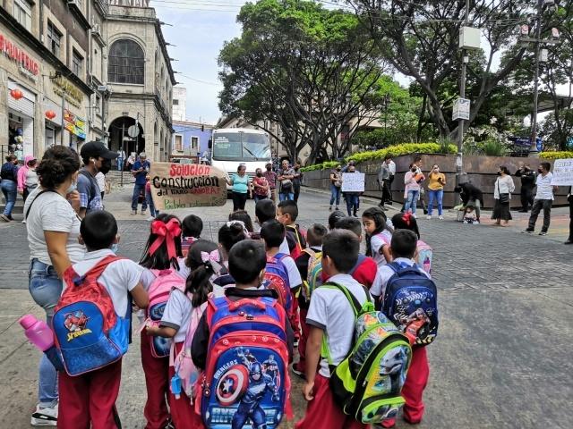 Con protesta en el zócalo exigen obras en escuela de Alpuyeca