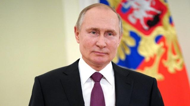 Vladimir Putin firma ley que lo mantendría en la presidencia hasta 2036.
