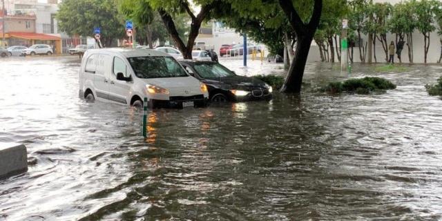 Lluvias en Jalisco dejan decenas de vehículos bajo el agua