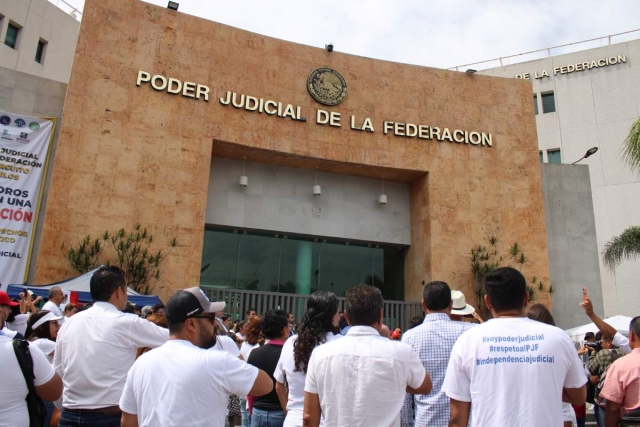 En la explanada de la Ciudad Judicial, en Cuernavaca, personal del Decimoctavo Circuito fijó una postura en contra de la iniciativa de reforma al Poder Judicial de la Federación.  