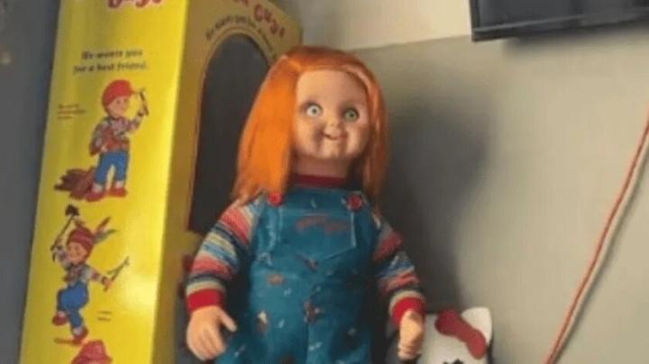 Captan a muñeco de Chucky hablando y moviéndose solo, descubren que no tenía pilas