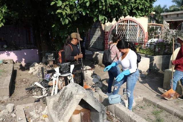 Diversas brigadas realizaron las labores necesarias para dejar en óptimas condiciones los panteones para los visitantes.