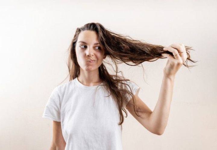 Dormir con el cabello mojado: expertos advierten sobre sus efectos negativos