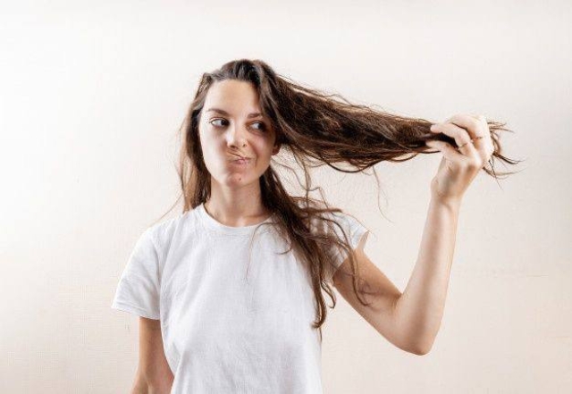 Dormir con el cabello mojado: expertos advierten sobre sus efectos negativos