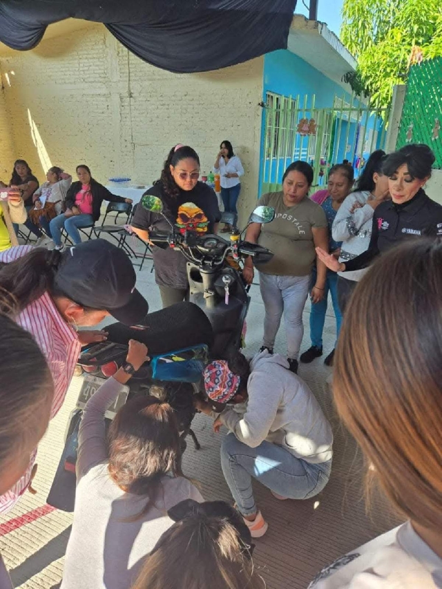 Decenas de mujeres participaron en el taller.