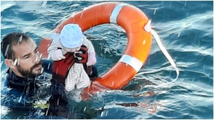 Bebé migrante es rescatado en el mar de Ceuta.