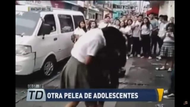 Captura de un video que muestra una pelea entre escolares en un país sudamericano y que circula ampliamente en internet.