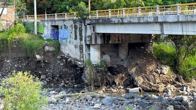 Las lluvias de semanas recientes afectaron las bases del puente.