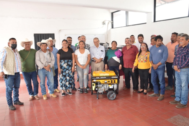 Alcaldesa de Temixco entrega dron agrícola a productores locales