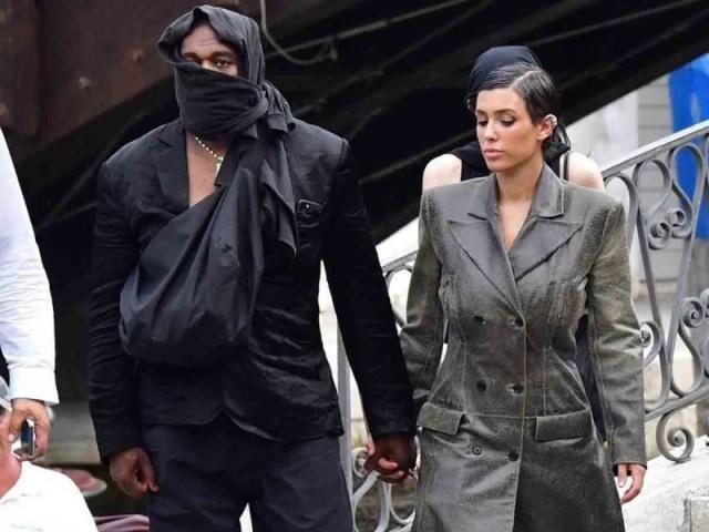 Venecia veta a Kanye West y a su pareja por conducta impropia