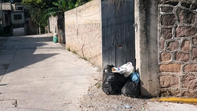 La basura se ha acumulado en algunas calles.