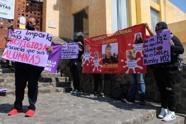 Estudiantes de la escuela de la Fundación Don Bosco de Cuernavaca se manifestaron contra el acoso sexual por parte de dos maestros.   