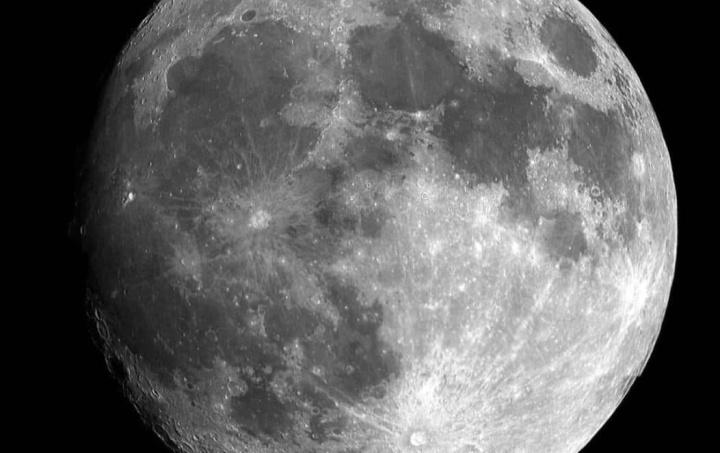 Sonda detecta por primera vez agua en la superficie de la Luna