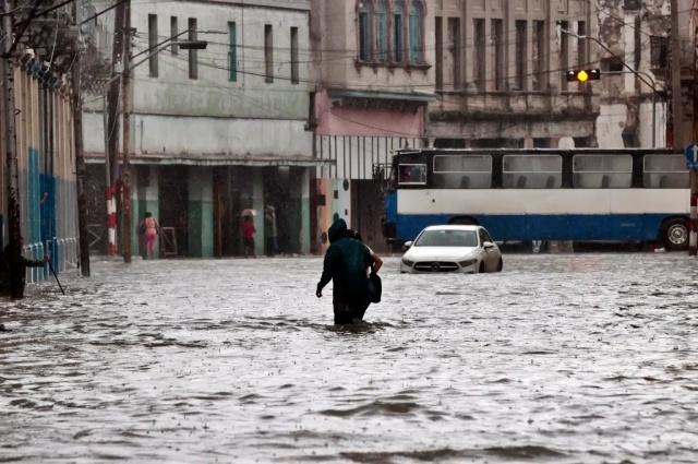 Fuertes lluvias dejan dos muertos en Cuba; tormenta se dirige a Florida