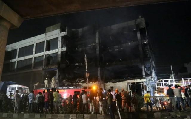 Mueren 26 personas por incendio en un edificio de Nueva Delhi, India