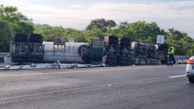 El operador y su auxiliar perdieron la vida en el sitio de la volcadura.