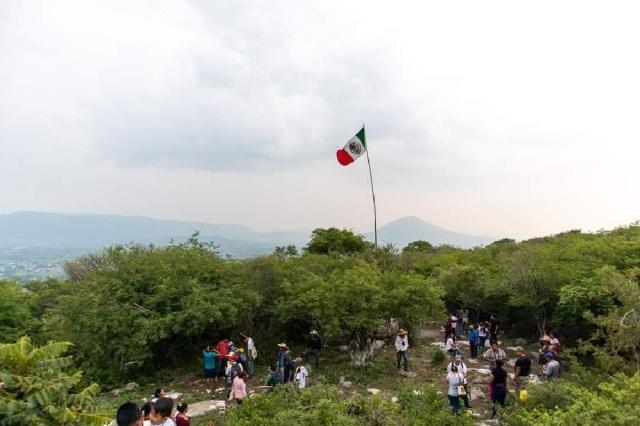 El comité indígena consiguió autorización para instalar, como es tradición, un asta bandera en el cerro De la Tortuga. El asta bandera fue clausurada desde el año 2021.