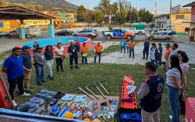 Entregan equipo de protección civil a la brigada comunitaria de Achichipico