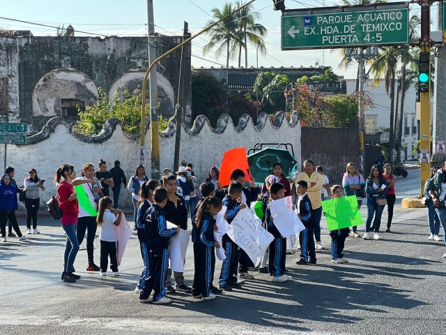 Cierran vialidad en Temixco, frente al ayuntamiento; exigen seguridad en escuelas