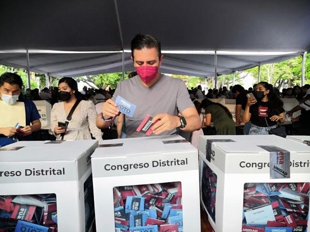 Emite su voto Ulises Bravo Molina, aspirante a consejero estatal de Morena