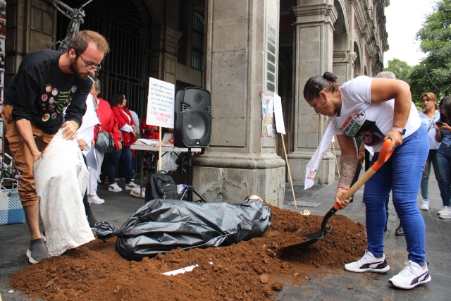 Demandan identificación inmediata de cientos de cuerpos