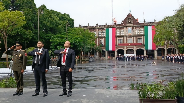 Rinde homenaje Consejería Jurídica al lábaro patrio, símbolo de unidad nacional