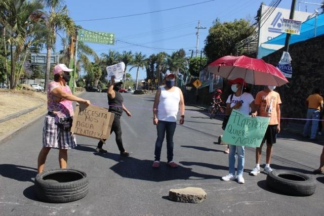 Colonos bloquearon ambos sentidos de la avenida Domingo Diez y los entronques de la autopista a Tepoztlán y la México-Cuernavaca. 