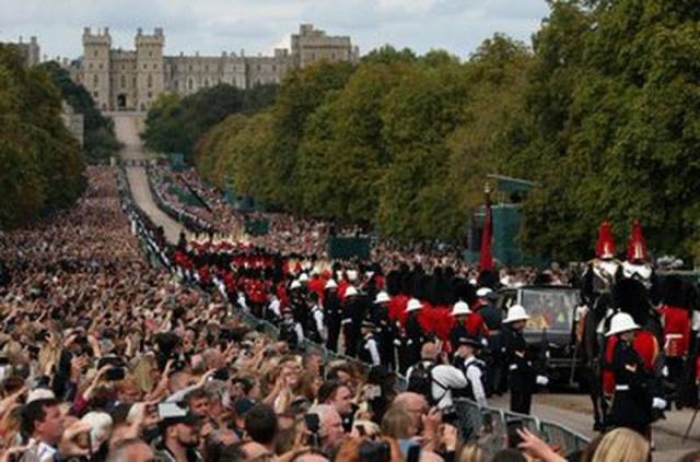 El féretro de Isabel II llega al castillo de Windsor, donde será sepultada